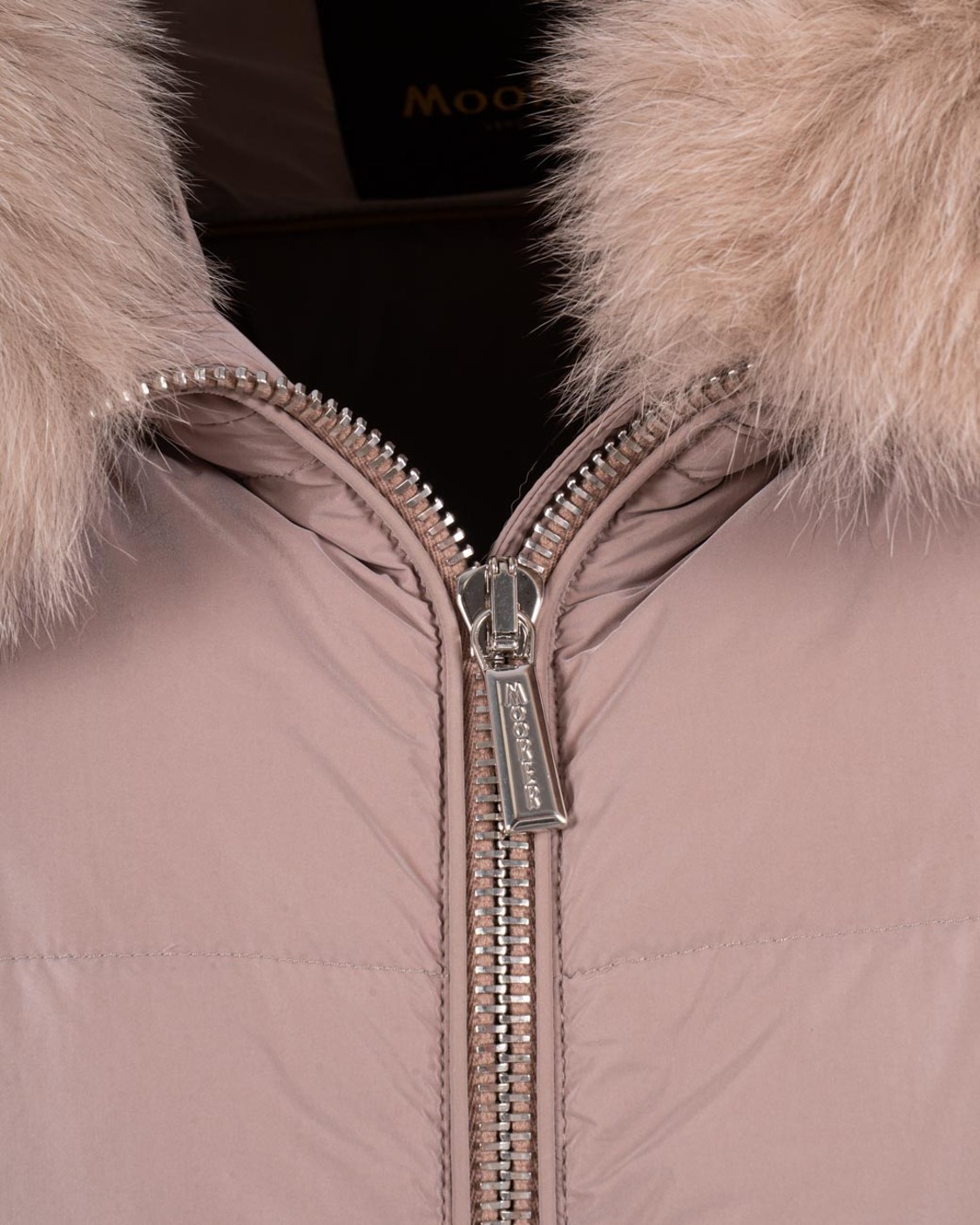 shop MOORER  Piumino: MooRER piumino "Dorado".
Collo alto.
Maniche lunghe.
Collo con pelliccia.
Chiusura con zip con doppio cursore.
Tasche a filo con zip.
Composizione: 60% Poliammide, 40% Poliestere.
Composizione pelliccia: 100% Volpe.
Fabbricato in Italia.
Made in Italy.. DORADO FUR OS-V0942 number 2733288
